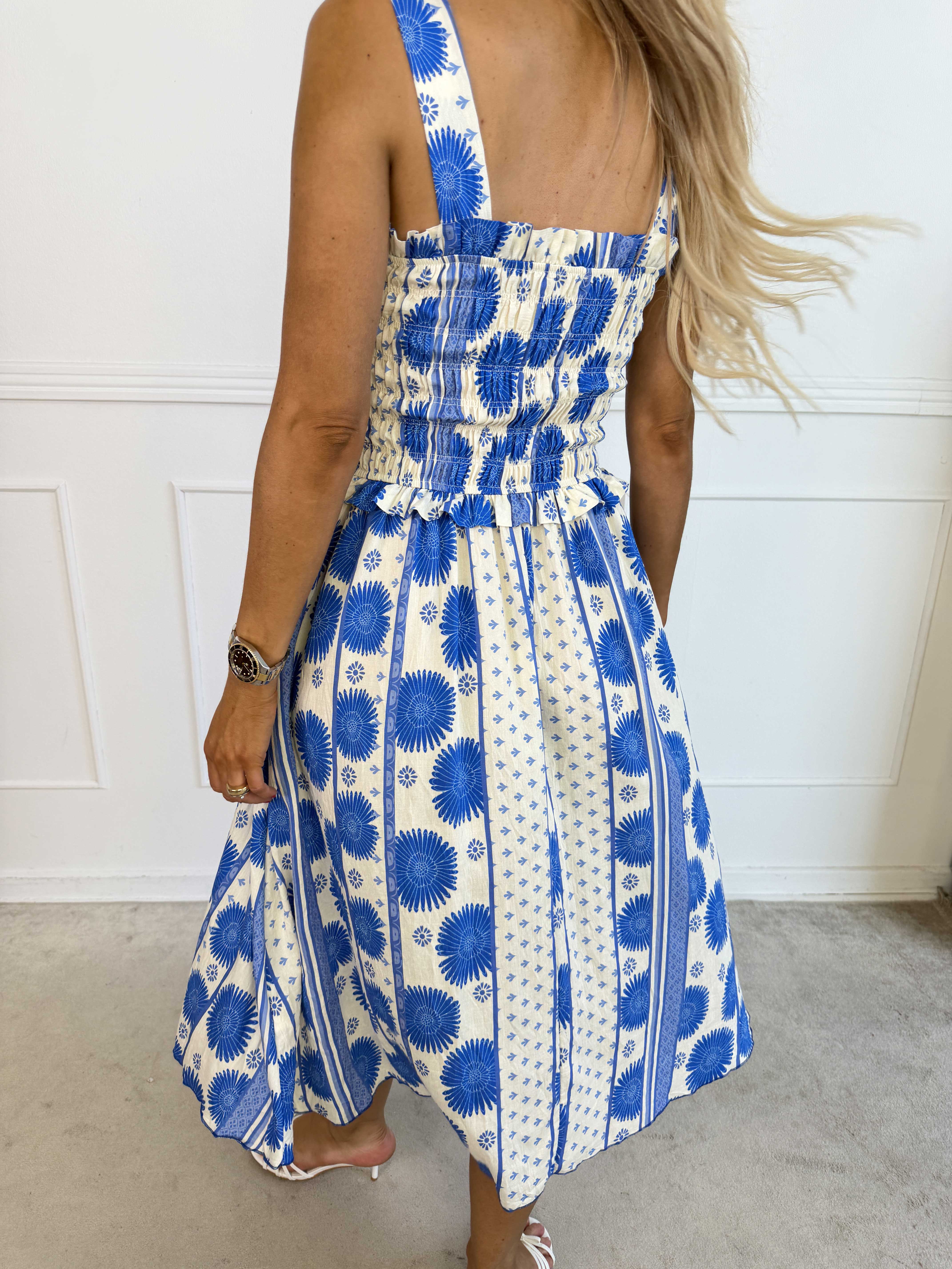 Marisol Sunburst - Blomstret plus size sommerkjole i viskose med smock henover brystet
